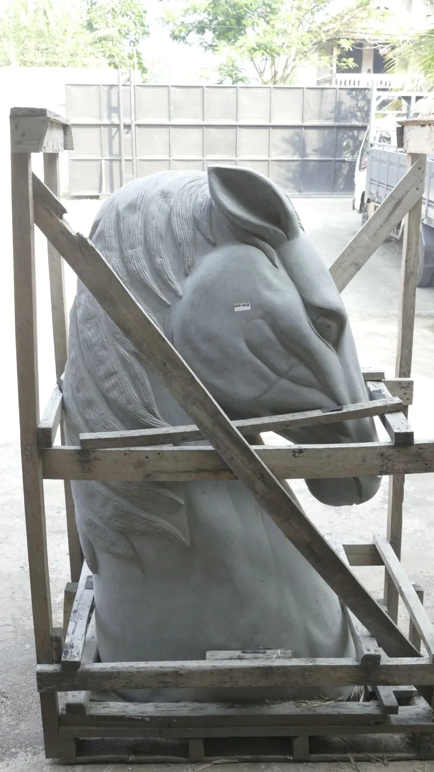  Product image 2 of the product “Head of a Horse made from Riverstone, looking down. 195cm Height. ”